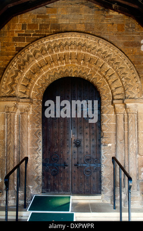 Die südliche Tür, Allerheiligenkirche, Earls Barton, Northamptonshire, England, UK Stockfoto