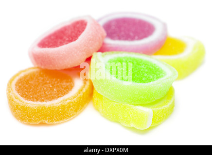 bunte Jelly Bonbons auf weiß Stockfoto