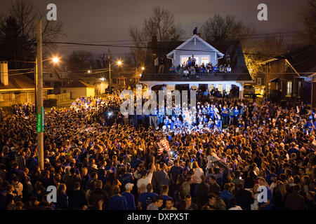 Lexington, Kentucky, USA. 28. März 2014. Universität von Kentucky-Fans feiern auf der State Street nach ihrem Team kommen von hinten Sieg über der University of Louisville, um die Elite-8 in der NCAA Männer Basketball-Turnier zu gelangen. Kentucky gewann das Spiel 74-69. Bildnachweis: David Stephenson/ZUMAPRESS.com/Alamy Live-Nachrichten Stockfoto