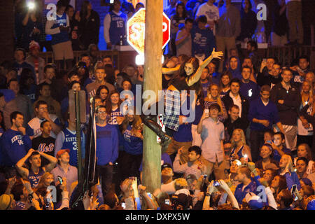 Lexington, Kentucky, USA. 28. März 2014. Universität von Kentucky-Fans feiern auf der State Street nach ihrem Team kommen von hinten Sieg über der University of Louisville, um die Elite-8 in der NCAA Männer Basketball-Turnier zu gelangen. Kentucky gewann das Spiel 74-69. Bildnachweis: David Stephenson/ZUMAPRESS.com/Alamy Live-Nachrichten Stockfoto