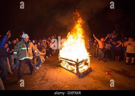 Lexington, Kentucky, USA. 28. März 2014. Universität von Kentucky-Fans feiern auf der State Street nach ihrem Team kommen von hinten Sieg über der University of Louisville, um die Elite-8 in der NCAA Männer Basketball-Turnier zu gelangen. Kentucky gewann das Spiel 74-69. Bildnachweis: David Stephenson/ZUMAPRESS.com/Alamy Live-Nachrichten Stockfoto