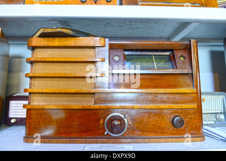 Antike Radios im Hoswick Besucher Museum Shetland Scotland Stockfoto