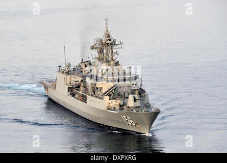 Canberra. 16. Mai 2013. Foto aufgenommen am 16. Mai 2013 zeigt die Royal Australian Navy (RAN) Schiff HMAS Toowoomba auf internationalen Gewässern gesegelt. Die Royal Australian Navy (RAN) Schiff HMAS Toowoomba Flotte Basis West in der Nähe von Perth am Samstag an die internationale Suche nach den fehlenden Malaysia Airlines Flug 370 abfährt, verkündete das australische Verteidigungsministerium am Samstag. © RAN/Xinhua/Alamy Live-Nachrichten Stockfoto
