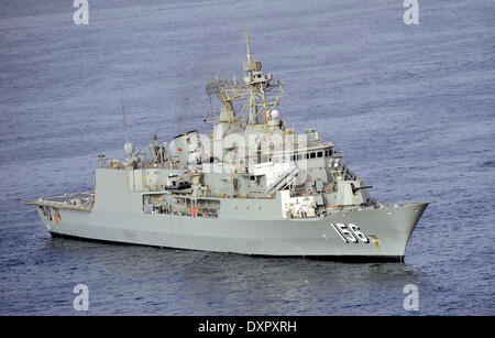 Canberra. 16. Mai 2013. Foto aufgenommen am 16. Mai 2013 zeigt die Royal Australian Navy (RAN) Schiff HMAS Toowoomba auf internationalen Gewässern gesegelt. Die Royal Australian Navy (RAN) Schiff HMAS Toowoomba Flotte Basis West in der Nähe von Perth am Samstag an die internationale Suche nach den fehlenden Malaysia Airlines Flug 370 abfährt, verkündete das australische Verteidigungsministerium am Samstag. © RAN/Xinhua/Alamy Live-Nachrichten Stockfoto