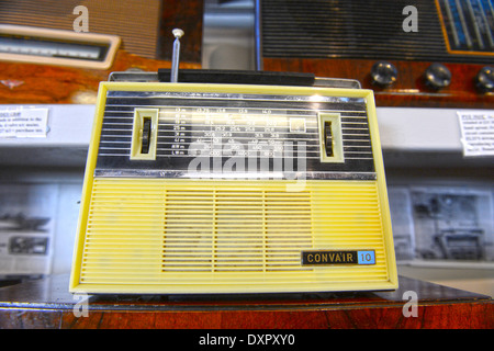 Antike Radios im Hoswick Besucher Museum Shetland Scotland Stockfoto