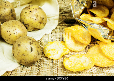 Natürliche Kartoffelchips in ein Paket und Kartoffeln in der Tasche Stockfoto