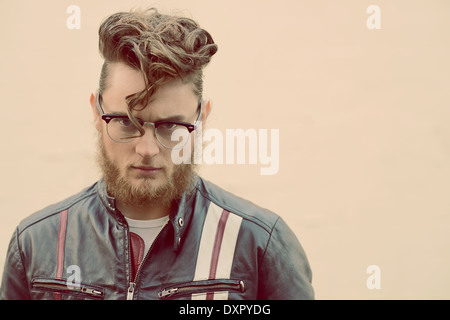 Ein bärtiger Mann in Vintage Pompadour Frisur und Vintage Brille Kopf und Schulter Porträt, eine trendige Vintage Konzept Stockfoto