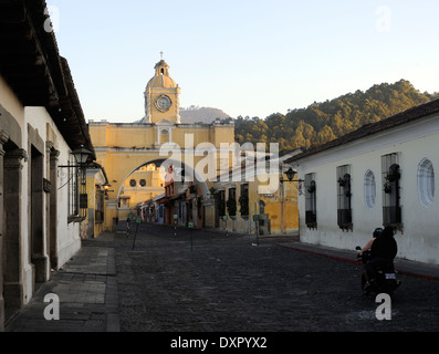 Arco de Santa Catalina, die Sankt Catalina Arch, aus dem Süden in Richtung der Kirche La Merced bis 5 Avenida Norte suchen. Stockfoto