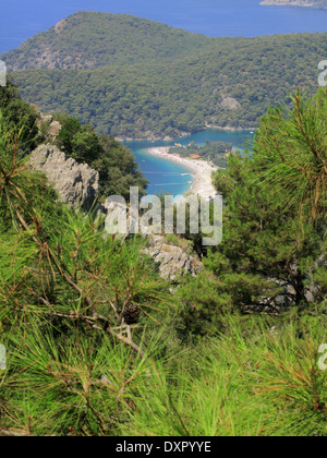 Ein Blick auf Ölüdeniz und der blauen Lagune gesehen aus dem Lykischen Weg in Mugla Provinz South Western Türkei Stockfoto