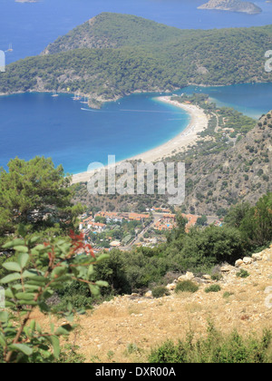 Ein Blick auf Ölüdeniz und der blauen Lagune gesehen aus dem Lykischen Weg in Mugla Provinz South Western Türkei Stockfoto