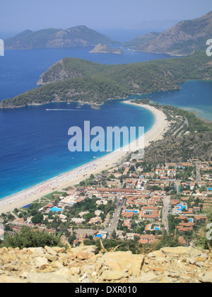 Ein Blick auf Ölüdeniz und der blauen Lagune gesehen aus dem Lykischen Weg in Mugla Provinz South Western Türkei Stockfoto