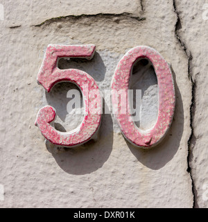 Rotes Haus Platz 50 neben einen Riss in der Wand Stockfoto