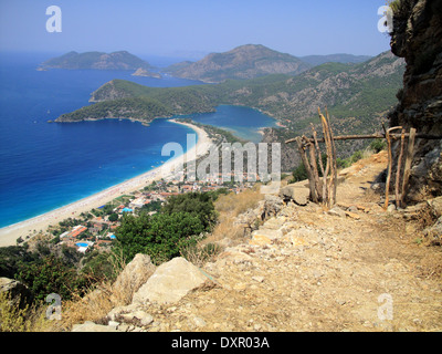 Ein Blick auf Ölüdeniz und der blauen Lagune gesehen aus dem Lykischen Weg in Mugla Provinz South Western Türkei Stockfoto