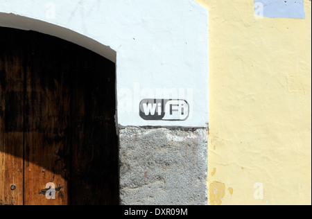 WiFi-Zeichen an der Wand. Antigua Guatemala, Republik Guatemala. Stockfoto