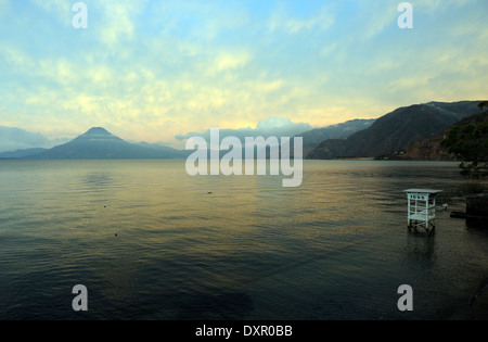 Am frühen Morgen Blick über Lake Atitlan von Panajachel auf die Städte San Pedro und San Juan. Auf der linken Seite ist Volcan San Pe Stockfoto