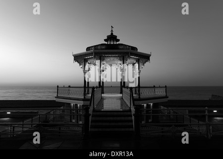 Dawn Farben über die viktorianische Bandstand, Strandpromenade, Brighton City, Brighton & Hove, Sussex, England, UK Stockfoto