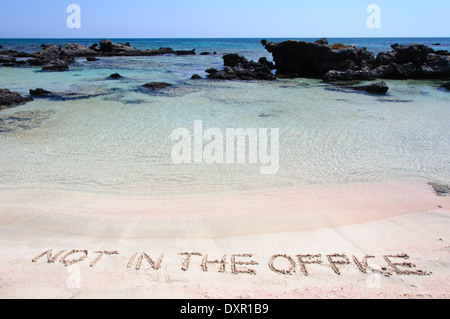 Aus dem Amt geschrieben am Sand an einem wunderschönen Strand blaue Wellen im Hintergrund Stockfoto