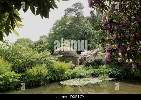 Ein Taubenschlag neben einem kleinen See in den Gärten im Cotehele House in Cornwall gebaut in der Tudor-Zeit, von dem National Trust geführt Stockfoto