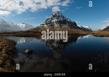 Scottish Highland Landschaft Morgensonne auf Buachaille Etive Beag gesehen von Lochan na Fola in der Nähe der östlichen Ende von Glen Coe Stockfoto