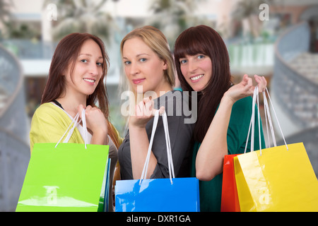Gruppe von lächelnden junge Frauen mit Einkaufstaschen Spaß beim Einkaufen in einem Einkaufszentrum Stockfoto