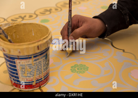 Hand, die Malerei einer Tür in Chefchaouen Medina, Marokko Stockfoto