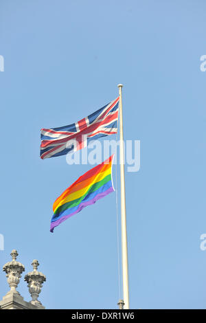 Whitehall, London, UK. 29. März 2014. Die Regenbogenfahne fliegt mit dem Union Jack über 70 Whitehall, Homo-Ehe zu feiern. Bildnachweis: Matthew Chattle/Alamy Live-Nachrichten Stockfoto