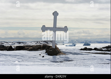 Qeqertarsuaq, Dänemark, schwere Kreuz im Schnee Stockfoto