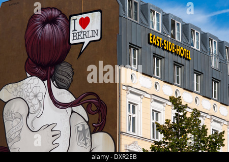 Ich liebe Berlin. East Side Hotel vor East Side Gallery. Die East Side Gallery ist ein 1,3 km langen Strecke der Form lackiert Stockfoto