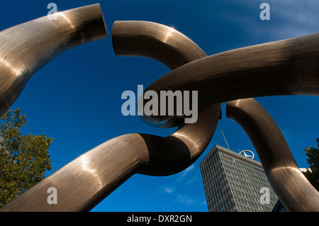 Berlin Skulptur, ist im Hintergrund der Kaiser Wilhelm Gedachtniskirche, Tauentzienstraße, Berlin, Deutschland, EuropeBerlin th Stockfoto