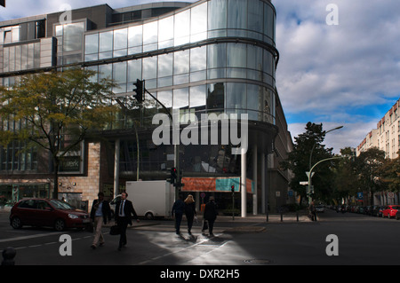 Berliner Stil Fabrikverkauf für Möbel und Accessoires in der Kantstraße. Stilwerk, Kaufhaus Fuer Möbel Und Accessoires Auf Mehreren Etagen doppelstrebig aus Einzelnen Geschaeften. Stilwerk. Exquisite Möbel in dekorativer Umgebung. Dies könnte das Kaufhaus Harrods Einrichtungshäuser aufgerufen werden. Das Stilwerk auf Kantstraße besticht durch seine exquisite Auswahl und eine riesige Auswahl an Möbeln und Wohn-Accessoires von bekannten Designern. Die fünf Ebenen des Gebäudes enthalten 57 Shops für Möbel und Dekorationen, das gesamte catering zu raffinierten Geschmack. Stockfoto