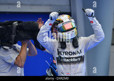 Sepang, Malaysia. 29. März 2014. Mercedes-Pilot Lewis Hamilton von Großbritannien feiert nach der Einnahme von der Pole-Position nach dem Qualifying für das malaysische Formel Eins Grand Prix in Sepang International Circuit in Sepang, Malaysia, 29. März 2014. Bildnachweis: Chong Voon Chung/Xinhua/Alamy Live-Nachrichten Stockfoto