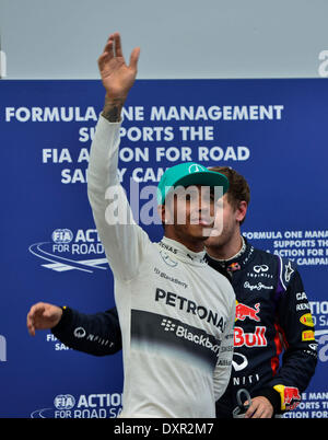 Sepang, Malaysia. 29. März 2014. Mercedes-Pilot Lewis Hamilton von Großbritannien feiert nach der Einnahme von der Pole-Position nach dem Qualifying für das malaysische Formel Eins Grand Prix in Sepang International Circuit in Sepang, Malaysia, 29. März 2014. Bildnachweis: Chong Voon Chung/Xinhua/Alamy Live-Nachrichten Stockfoto