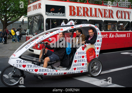 Bus Turistic und touristischen Fahrrad in Berlin, Deutschland. Berliner City-Bus. Wenn Sie sich entschieden, die Berlin besuchen, ist eine Bike-Tour die beste Stockfoto