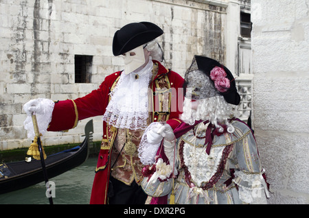 Ein paar in luxuriösen venezianischen Tracht gekleidet Stockfoto