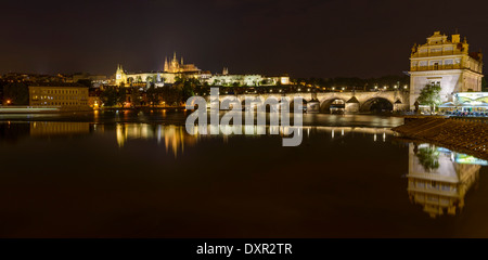 Schöne Nacht Zeit Illuminationen des Prager Burg, Karlsbrücke und St Vitus Cathedral spiegelt sich in der Moldau Stockfoto