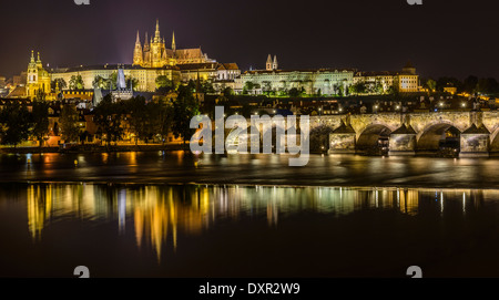 Schöne Nacht Zeit Illuminationen des Prager Burg, Karlsbrücke und St Vitus Cathedral spiegelt sich in der Moldau Stockfoto