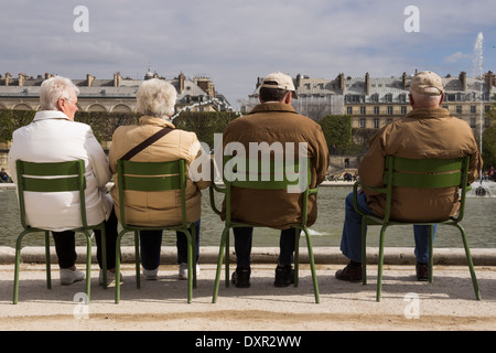 Vier Personen sitzen auf Stühlen im Jardins des Tuileries, Paris, Frankreich Stockfoto