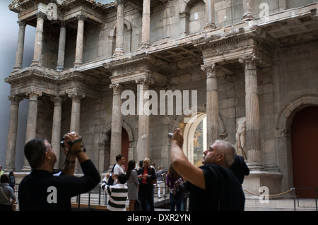 Berlin, Deutschland. Innere des Pergamon-Museum zeigt Markttor von Milet. Neu restaurierte Markttor von Milet an der Pergamon-Muse Stockfoto