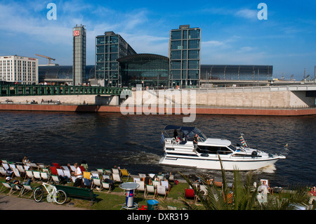 Bootsausflug in der Spree, Berlin. Auf Rückseite Berlin Hauptbahnhof Bahnhof. Spree, Landwehrkanal und Havel-Berlin Stockfoto