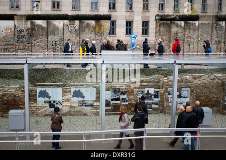 Außenansicht des neuen Topographie des Terrors historischen Museums an Stelle der ehemaligen Gestapo-Zentrale in Berlin Deutschland. Zwischen 1933 Stockfoto