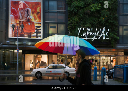 Galerie Lafayette in Berlin. Die Galeries Lafayette (französische Aussprache: [ɡalʁi Lafajɛt]) ist eine gehobene französische Abteilung Stockfoto