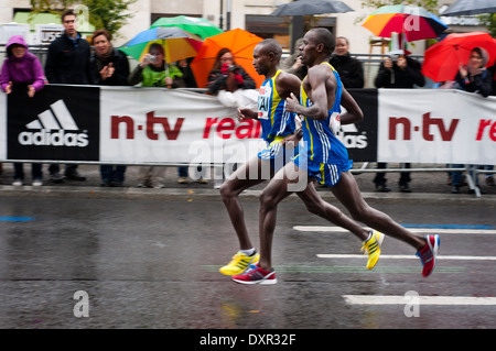 Schwarzen afrikanischen Teilnehmer an der Berlin-Marathon bei Kilometer 40, Berlin, Deutschland, Europa. Der Berlin-Marathon (der Marke BMW Berl Stockfoto