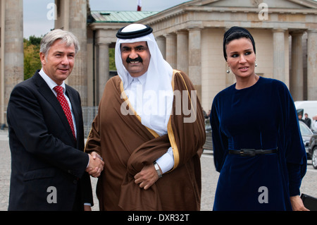 Berlin Major Klaus Wowereit (C), begleitet den Emir von Katar, Hamad bin Khalifa Al Thani (L) und seine Frau Mozah Binti Nasser Stockfoto