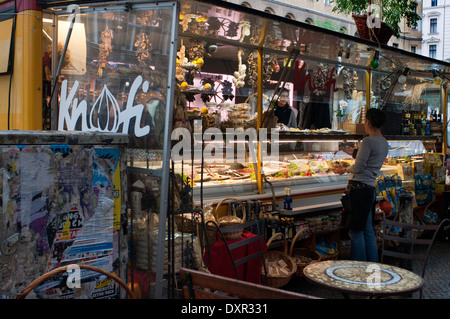 Knofi Street Cafe Restaurant Berlin Kreuzberg Bergmann Straße. Auf der anderen Straßenseite an der mediterranen Fachgeschäft angeschlossen Stockfoto