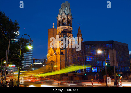 Deutschland, Berlin, Kaiser-Wilhelm-Gedächtniskirche in der Dämmerung. Die evangelische Kaiser-Wilhelm-Gedächtniskirche (auf Deutsch: Kaiser-Wi Stockfoto