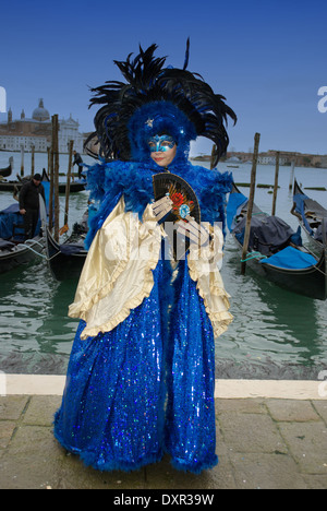 Luxuriöse venezianische blau und gold Kostüm und Gondel Boote in Venedig Stockfoto