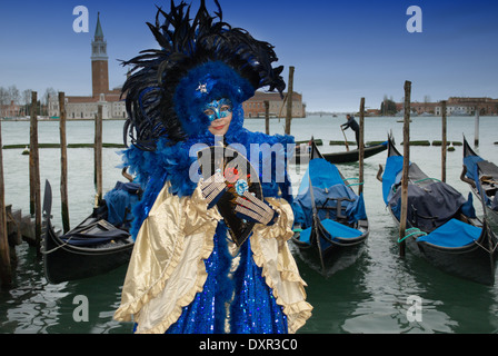 Luxuriöse venezianische blau und gold Kostüm und Gondel Boote in Venedig Stockfoto