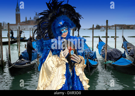 Luxuriöse venezianische blau und gold Kostüm und Gondel Boote in Venedig Stockfoto