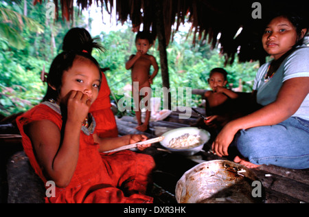 Eine Familie der Warao-Indianer im Orinoco-Delta. Die Warao sind ein indigenes Volk bewohnen nordöstlichen Venezuela und westliche Stockfoto