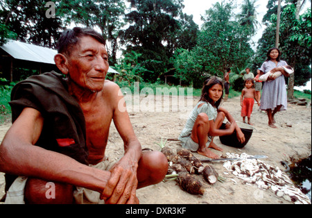 Eine Familie der Warao-Indianer im Orinoco-Delta. Die Warao sind ein indigenes Volk bewohnen nordöstlichen Venezuela und westliche Stockfoto